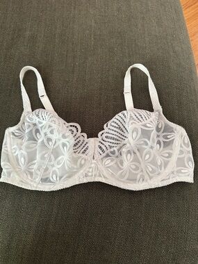 Wacoal 38DD Lace Underwire Bra in White - Delicate Floral Lace Embroidery